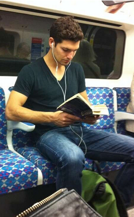 英国地铁帅哥爆红 中国妹子怒喊要组团远嫁