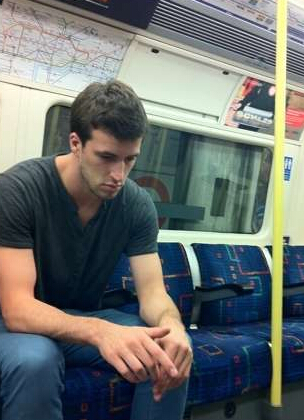 英国地铁帅哥爆红 中国妹子怒喊要组团远嫁