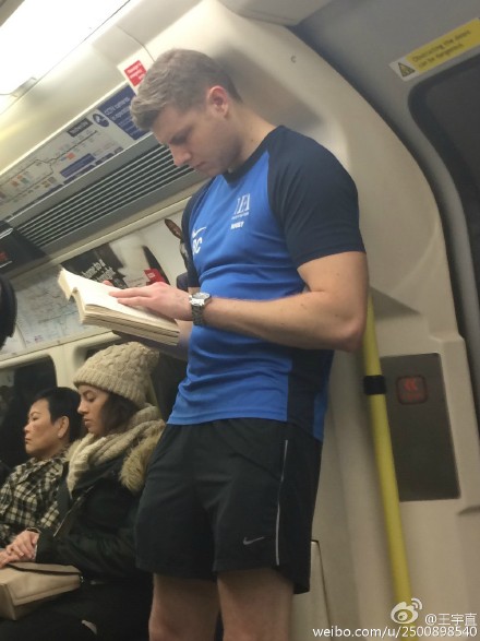 英国地铁帅哥爆红 地铁帅哥帅照曝光