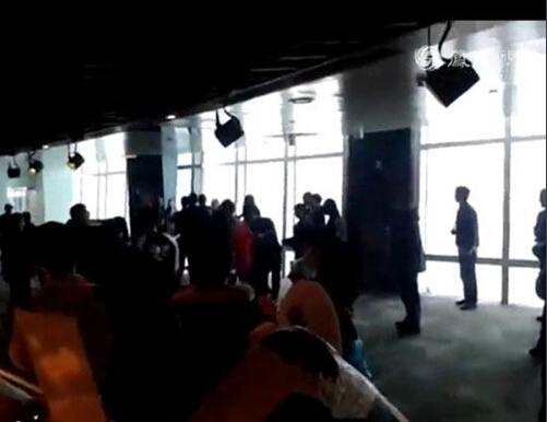 疑似大陆游客在台湾抢厕所打架视频曝光 网友：丢人现眼！