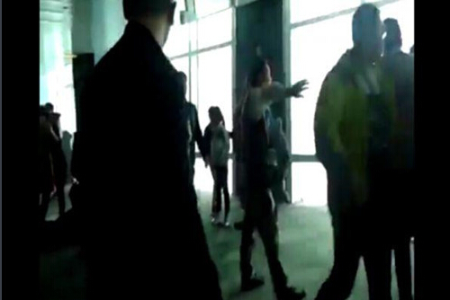 疑似大陆游客在台湾抢厕所打架视频曝光 网友：丢人现眼！