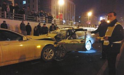 两车迎面相撞，出租车损失惨重新<a href='http://www.bjxxg.cn/edu/wenhua/' target='_blank'><u>文化</u></a>记者王强摄