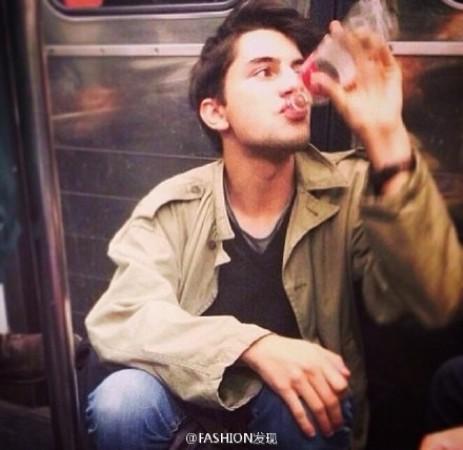 偷拍：英国地铁帅哥爆红 盘点网友偷拍的民间帅哥/组图