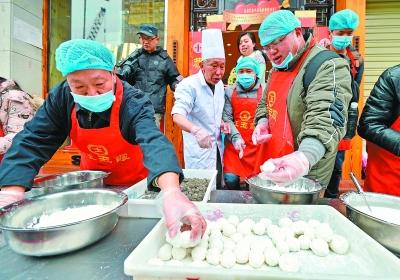 70岁老傅教大家“滾”元宵 汤圆包出來 元宵“滾”出來