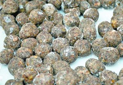 70岁老傅教大家“滾”元宵 汤圆包出來 元宵“滾”出來