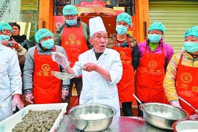 70岁老傅教大家“滾”元宵 汤圆包出來 元宵“滾”出來