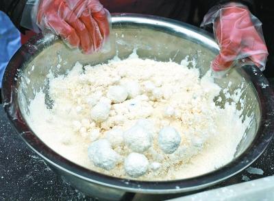 70岁老傅教大家“滾”元宵 汤圆包出來 元宵“滾”出來