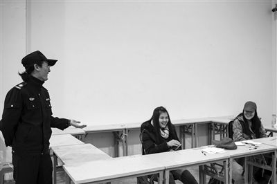 余子豪说话风趣，身边的同学经常被他逗笑。