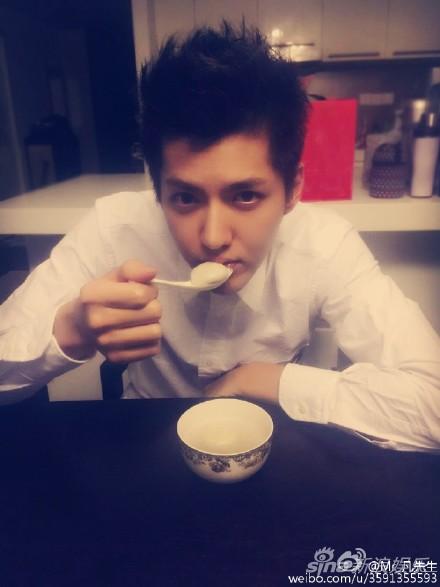 吴亦凡穿白衬衫迷倒网友