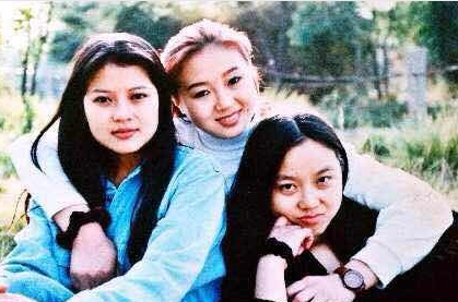 闫妮晒少女时期青涩美照 着军装笑容甜美（图）