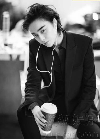 范冰冰晒出黑白性感中性酷照 网友直呼帅过金城武呀 
