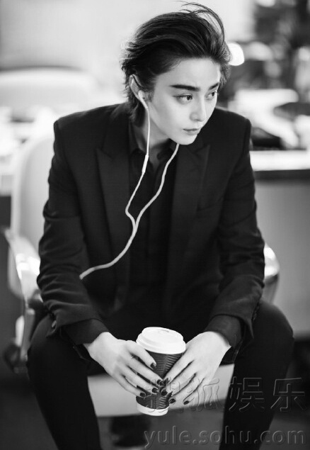 范冰冰晒出黑白性感中性酷照 网友直呼帅过金城武呀 