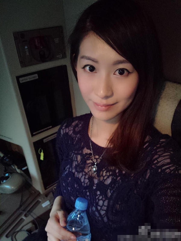 女子坐航班驾驶舱回家 自曝在驾驶舱升降很cool