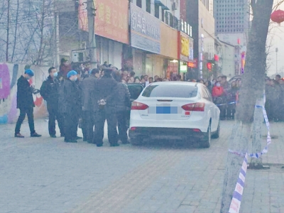 小夫妻死于车中，民警勘查现场。