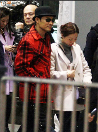 杜德伟与太太十指紧扣现身中环逛街 李晓冰孕味浓