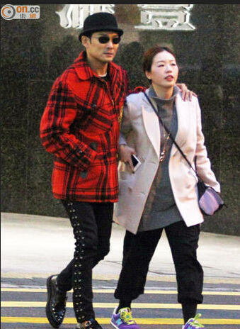 杜德伟与太太十指紧扣现身中环逛街 李晓冰孕味浓