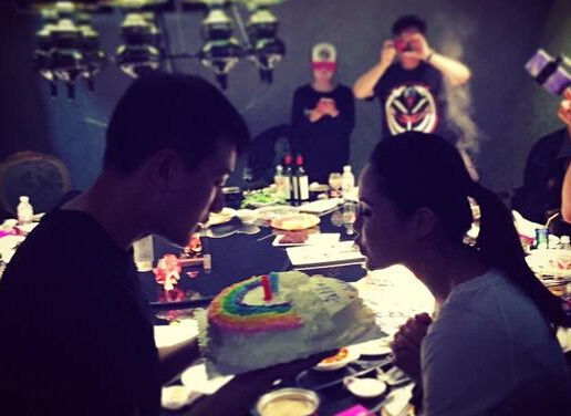 佟大为为关悦庆生献吻 甜蜜表白:永远爱你