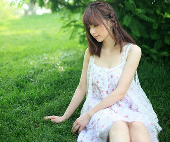 叉腰姐网络爆红 缺乏拍照姿势叉腰努力凹造型