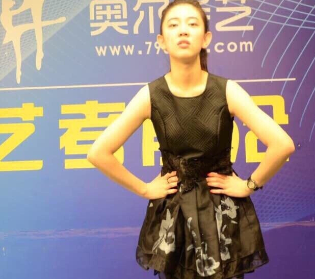 叉腰姐网络爆红 缺乏拍照姿势叉腰努力凹造型