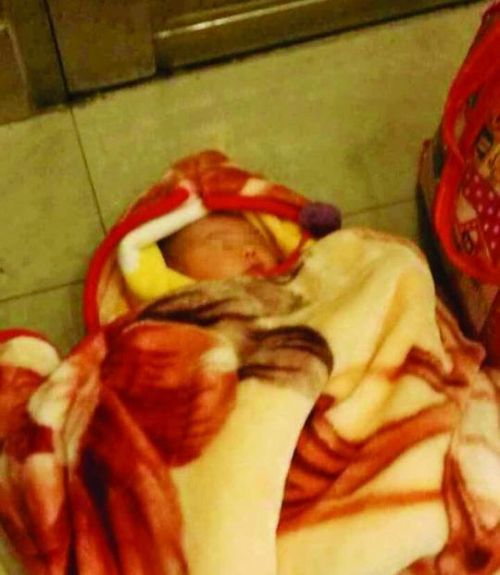 女子将女婴弃atm说了一句话就离去 目击者十分愕然