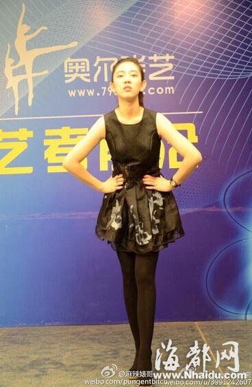 “叉腰姐”爆红千年一个拍照姿势