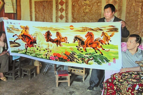 励志哥卧床绣人生 打工摔成瘫痪靠绣十字绣养活自己