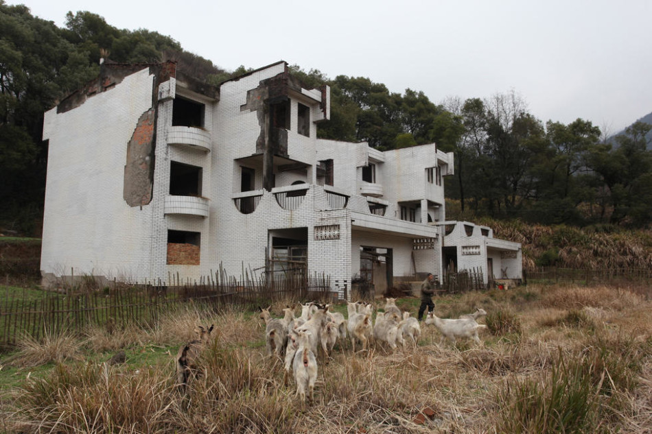 庐山豪华别墅烂尾20余年变羊圈 细数世界各地最高烂尾楼（组图）