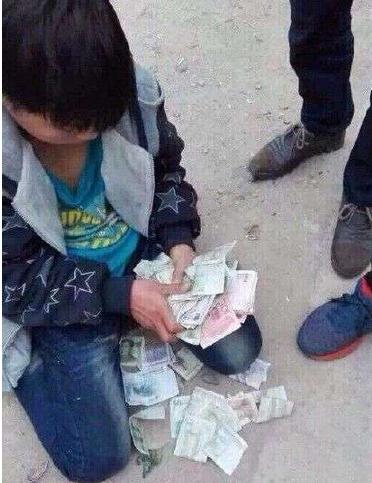 网曝“男孩偷钱遭浸猪笼” 当地派出所介入调查