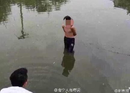 网曝“男孩偷钱遭浸猪笼” 当地派出所介入调查