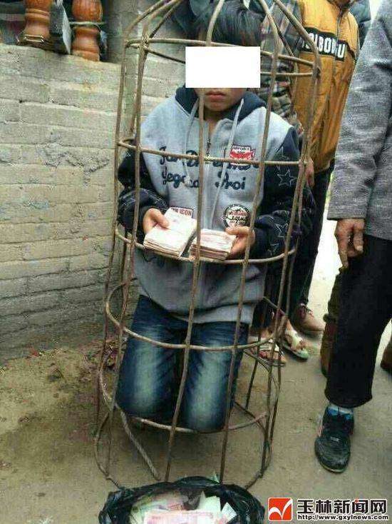 广西玉林男孩偷钱遭浸猪笼 浸泡在池塘里