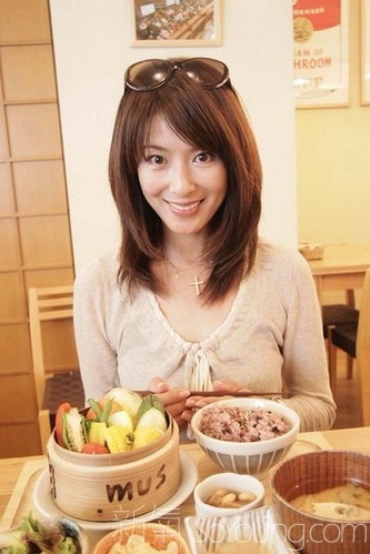 40多岁却面如少女的日本“美魔女”~~她们如何保养？（其中一位的保养秘笈是吃大蒜！！）