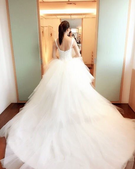 伊能静晒出试穿婚纱的照片 46岁身材依然苗条