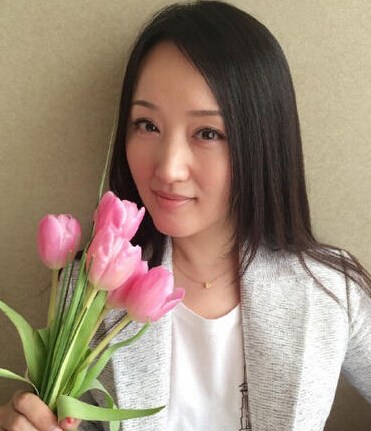 杨钰莹微博晒照 祝网友们妇女节快乐