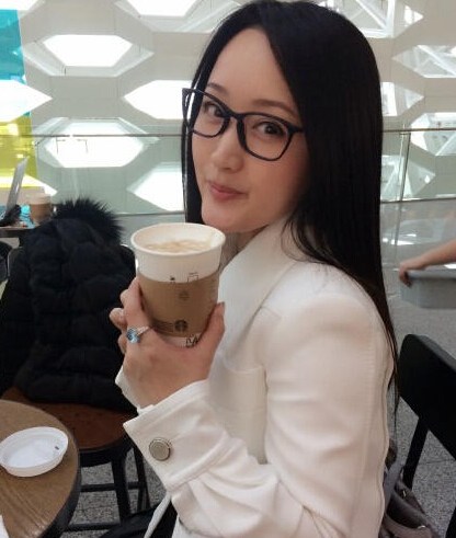 杨钰莹微博晒照 祝网友们妇女节快乐