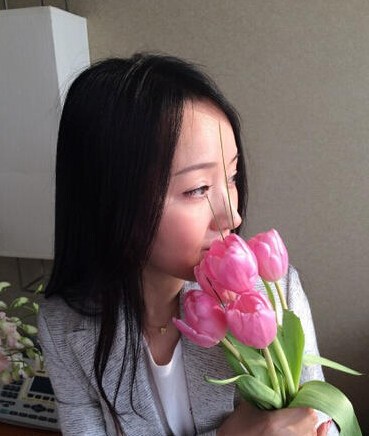 杨钰莹微博晒照 祝网友们妇女节快乐