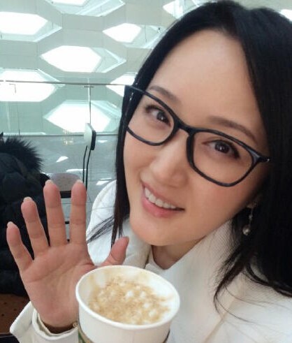 杨钰莹微博晒照 祝网友们妇女节快乐