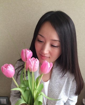 杨钰莹微博晒照 祝网友们妇女节快乐