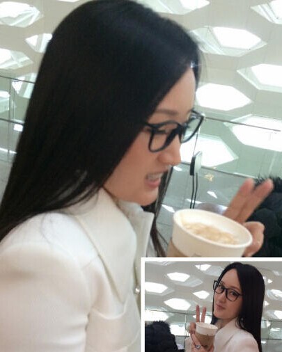 杨钰莹微博晒照 祝网友们妇女节快乐