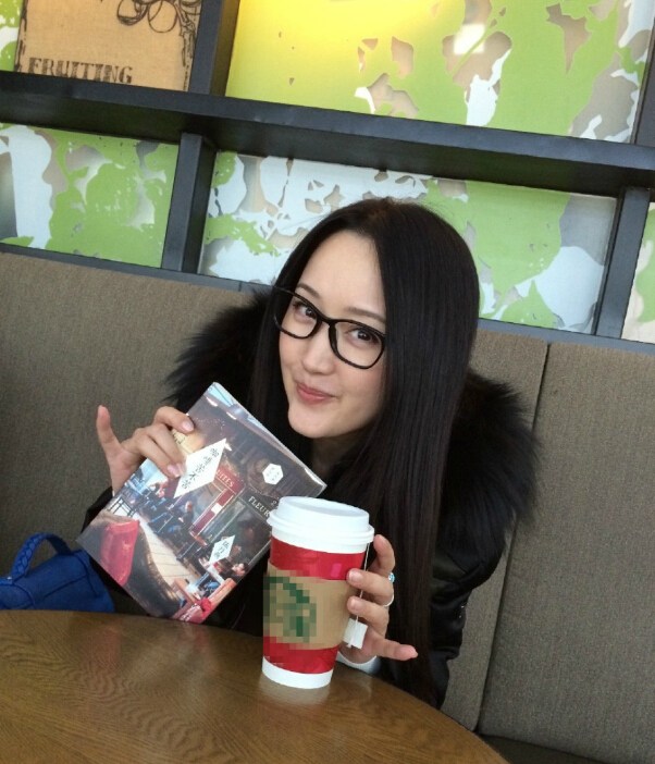 杨钰莹微博晒照 祝网友们妇女节快乐