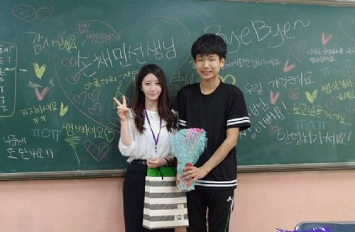 韩国雪肌女实习老师走红 中韩最美女教师颜值大PK