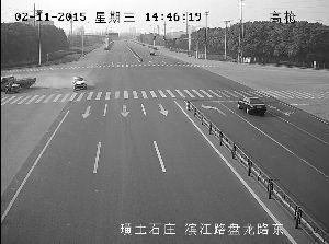 骑车老太神避让 奇迹般与车祸“擦肩而过”(图)