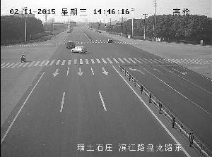 骑车老太神避让 奇迹般与车祸“擦肩而过”(图)