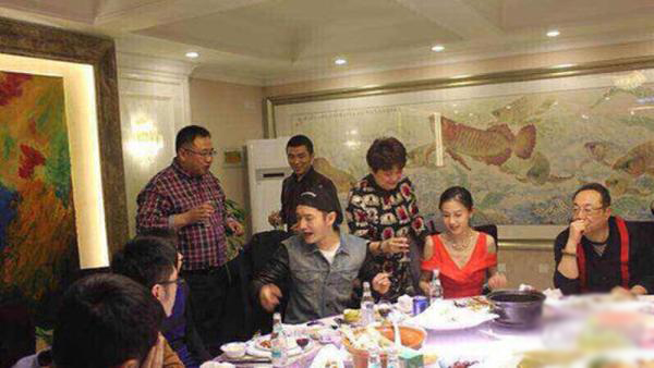 baby随男友黄晓明春节返乡 深V漏胸装征服家人