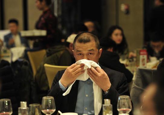 李亚鹏秃顶严重成好友王景春婚礼现场焦点 李亚鹏曾经头发茂密照曝光