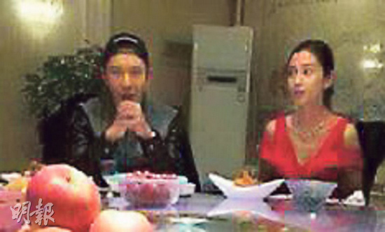 AngelaBaby随男友黄晓明春节返乡 Baby身穿红色深V洋装成焦点