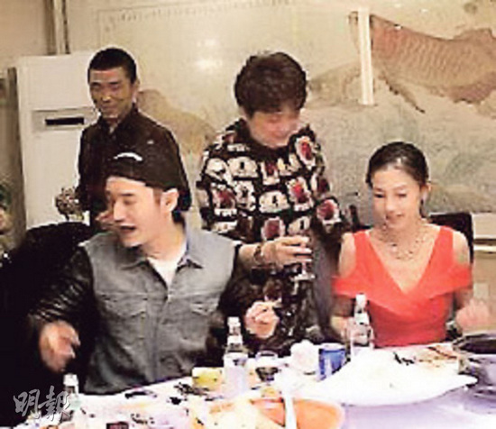 AngelaBaby随男友黄晓明春节返乡 Baby身穿红色深V洋装成焦点