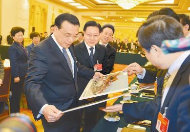 李克强参加四川代表团审议：关切西部抱团发展