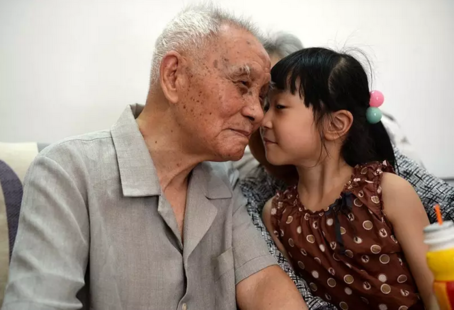 习近平婉拒百岁老红军所送山茶油：心意我领了