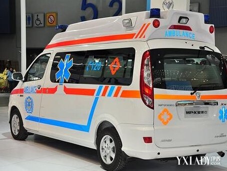 持刀小伙拦急救车半小时 车盲法盲害死一条人命