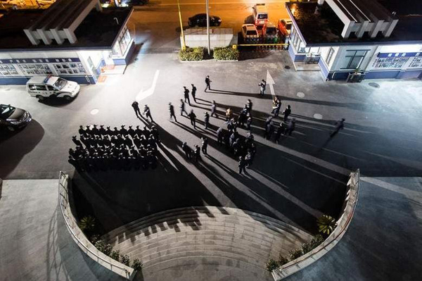 浙江长兴扫黄出动2000警力 涉黄者掩面躲镜头（图）